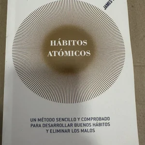 Hábitos atómicos: una forma sencilla de desarrollar buenos hábitos y deshacerse de los malos, libro de bolsillo en español